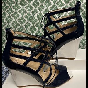 New Womans Sasha London Navy Wesfes w/ lots of height and style!!